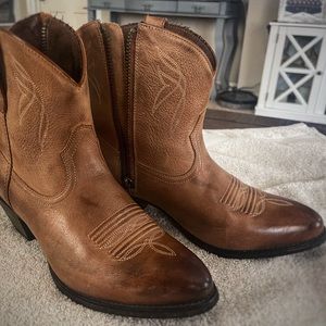 Ariat Booties size 9B